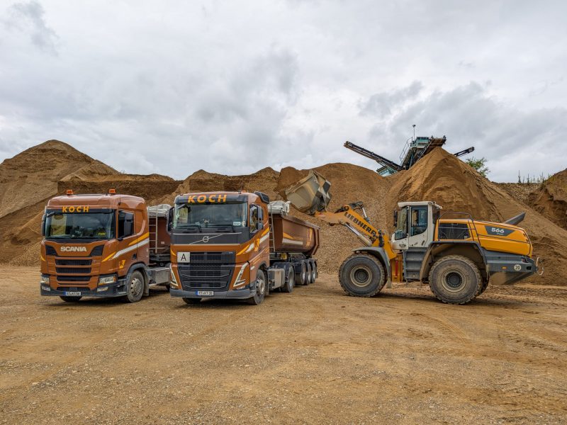 LKWs im Kieswerk Koch